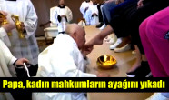 Katoliklerin lideri Papa, kadın mahkumların ayağını yıkadı